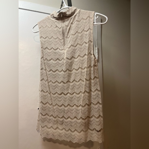 Small Banana Republic Lace Sleeveless Top - Picture 3 of 4